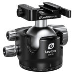 Leofoto LH-55 SC statiefkogelkop vooraanzicht met Arca-Swiss en Picatinny klem bovenop en drie grote draaiknoppen rond de basis.