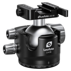 Leofoto LH-55 SC statiefkogelkop vooraanzicht met Arca-Swiss en Picatinny klem bovenop en drie grote draaiknoppen rond de basis.