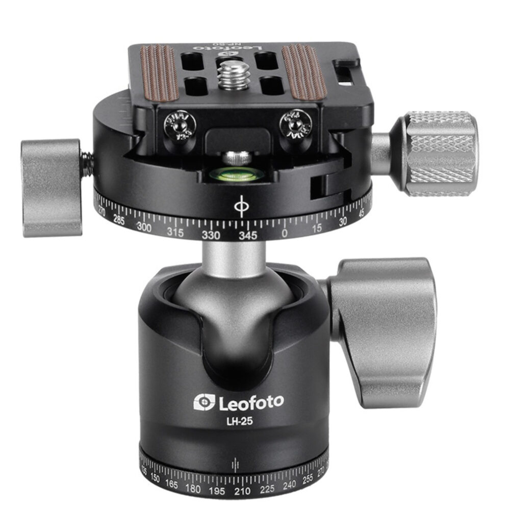 Leofoto LH-25R statiefkogelkop frontaal aanzicht met NP-50 snelwisselplaat, waterpas en gegraveerde panoramaskala op de basis.