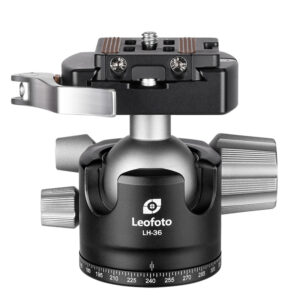 Leofoto LH-36LR statiefkogelkop vooraanzicht met open Arca-Swiss hefboomklem, NP-50 snelwisselplaat en grote geribbelde knoppen.