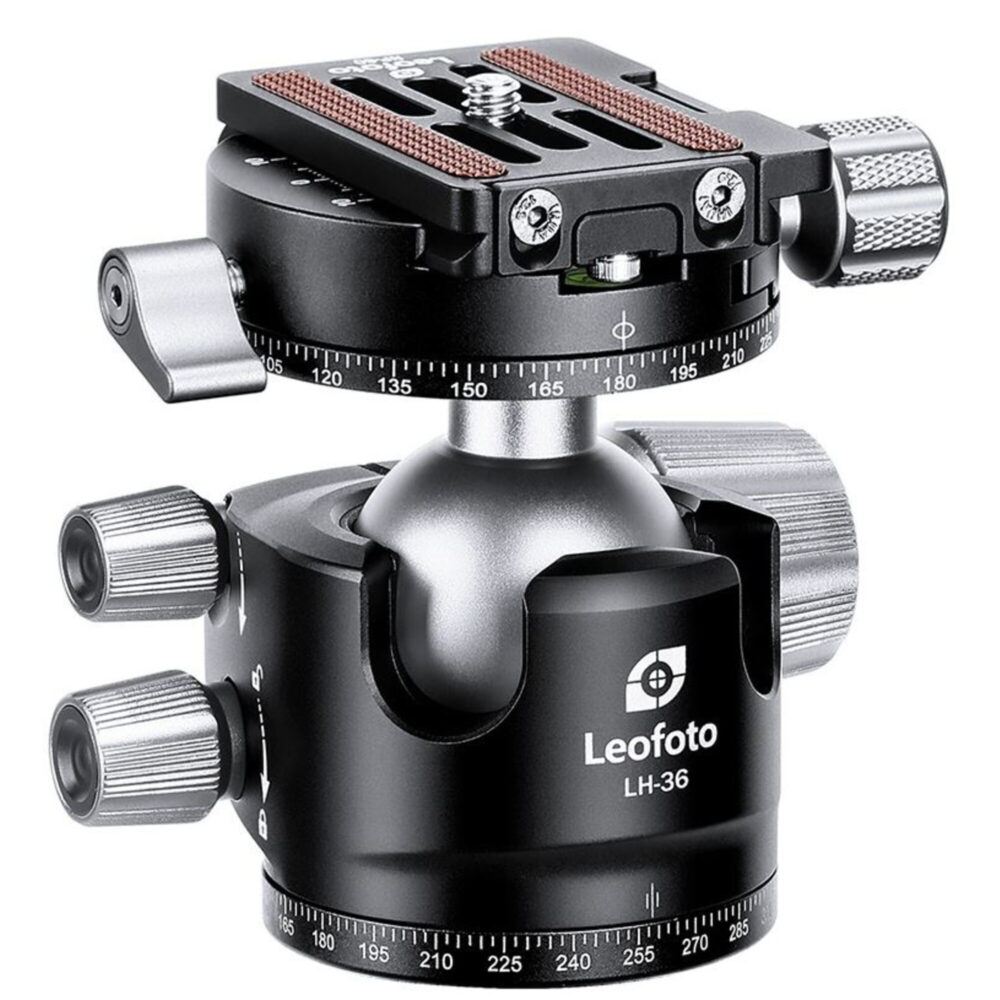Leofoto-Tripod-ball-head-LH-36R-dual-panorama-function-NP-50-quick-release-plate-6 Leofoto LH-36R statiefkogelkop vooraanzicht met NP-50 snelwisselplaat, panoramaskala en grote geribbelde knoppen.