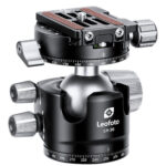 Leofoto-Tripod-ball-head-LH-36R-dual-panorama-function-NP-50-quick-release-plate-6 Leofoto LH-36R statiefkogelkop vooraanzicht met NP-50 snelwisselplaat, panoramaskala en grote geribbelde knoppen.