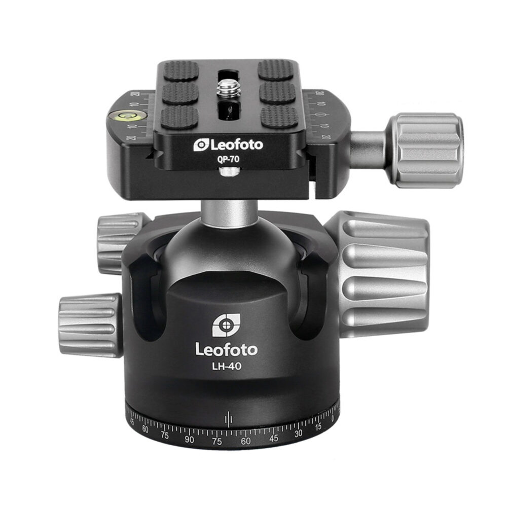 Leofoto-Tripod-ball-head-LH-40-quick-release-plate-QP-70N-6 Leofoto LH‑40 statiefkogelkop vooraanzicht met QP‑70N snelwisselplaat, panoramaskala en grote geribbelde draaiknoppen.