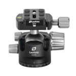 Leofoto-Tripod-ball-head-LH-40-quick-release-plate-QP-70N-6 Leofoto LH‑40 statiefkogelkop vooraanzicht met QP‑70N snelwisselplaat, panoramaskala en grote geribbelde draaiknoppen.
