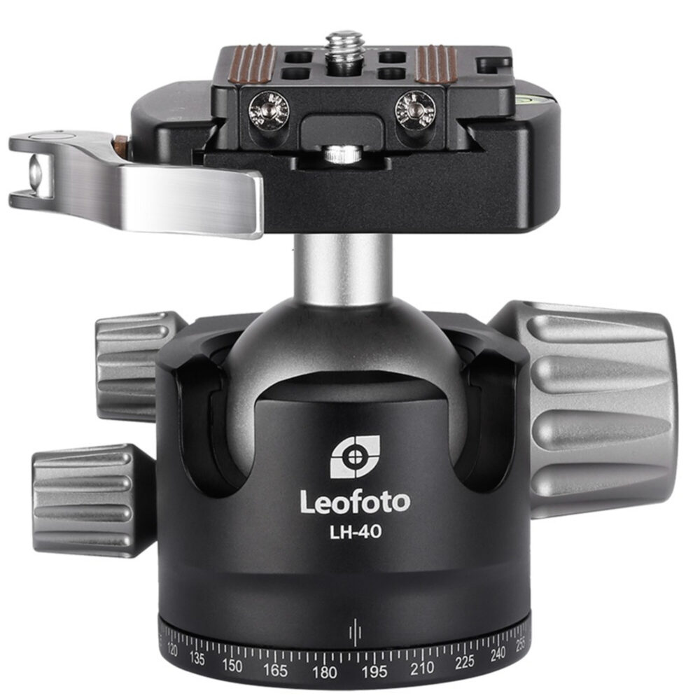 Leofoto LH-40LR statiefkogelkop vooraanzicht met open Arca-Swiss hefboomklem en grote geribbelde draaiknoppen.
