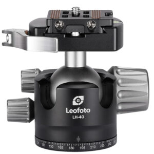 Leofoto LH-40LR statiefkogelkop vooraanzicht met open Arca-Swiss hefboomklem en grote geribbelde draaiknoppen.