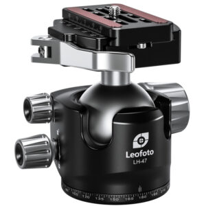 Leofoto LH-47LR statiefkogelkop vooraanzicht met Arca-Swiss hefboomklem, panoramaskala en drie geribbelde draaiknoppen.