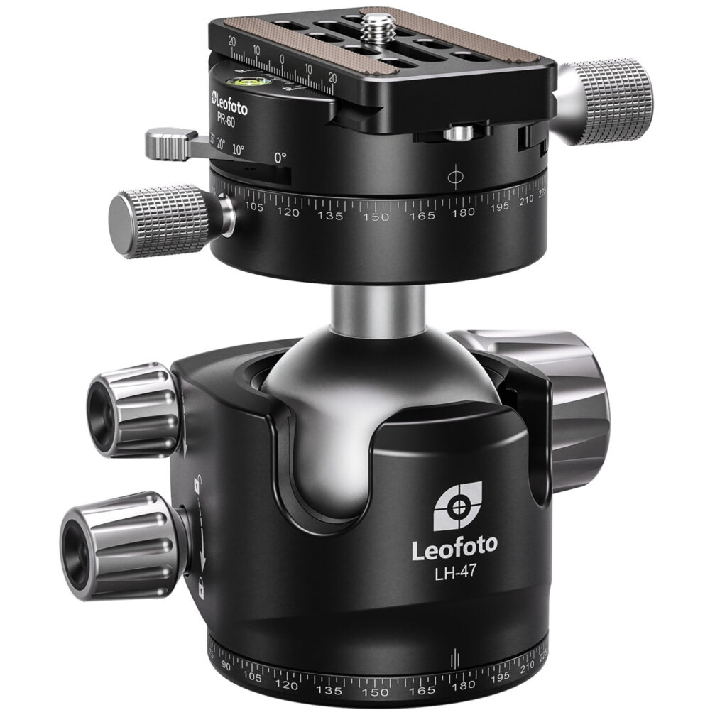 Leofoto LH-47PR statiefkogelkop vooraanzicht met dubbele panoramaskala, grote knoppen en gemonteerde snelwisselplaat.
