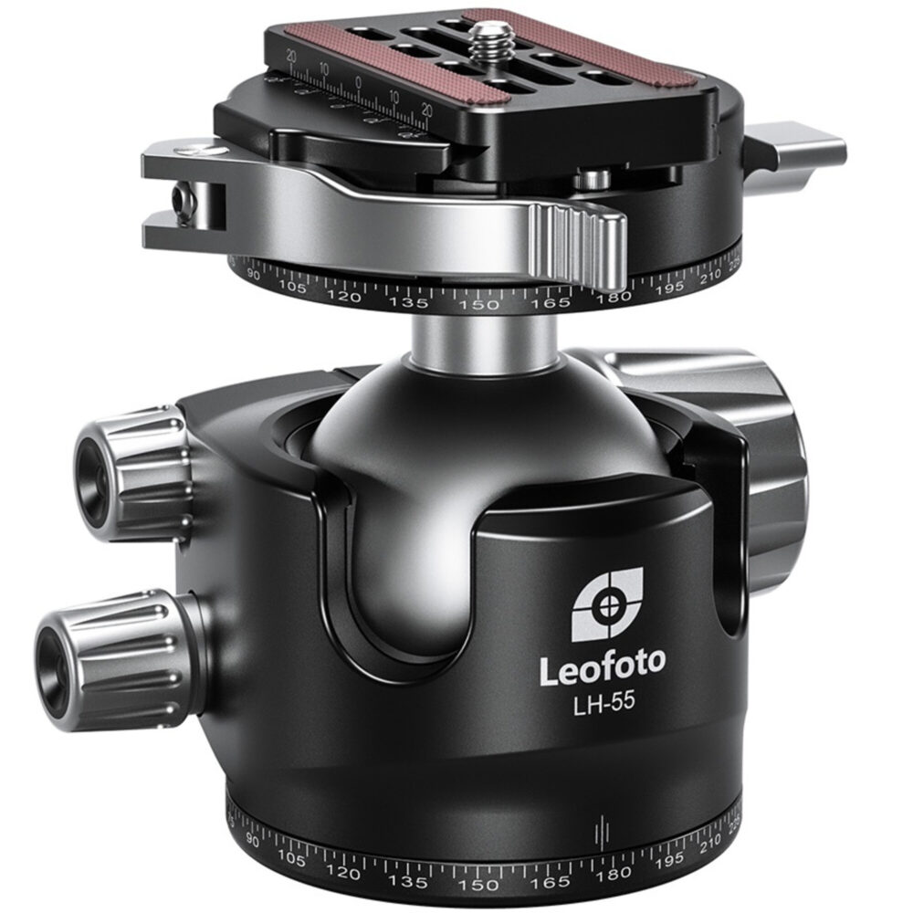Leofoto LH-55PCL statiefkogelkop vooraanzicht met bovenste panoramadraaiplateau en Arca-Swiss snelkoppeling met hefboom.