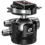 Leofoto LH-55PCL statiefkogelkop vooraanzicht met bovenste panoramadraaiplateau en Arca-Swiss snelkoppeling met hefboom.