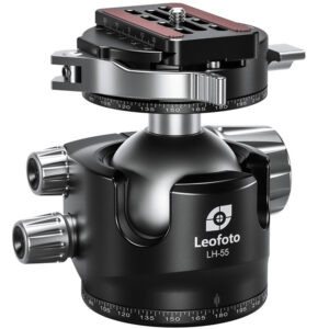 Leofoto LH-55PCL statiefkogelkop vooraanzicht met bovenste panoramadraaiplateau en Arca-Swiss snelkoppeling met hefboom.