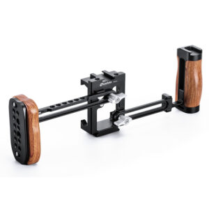 Leofoto PH-01 smartphone-videorig complete rig met twee houten handgrepen en centrale smartphonehouder op witte achtergrond.