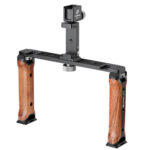 Leofoto VC‑2 dubbele handgreep MOJO-rig met twee houten grepen, bovenrail en gemonteerde smartphonehouder.