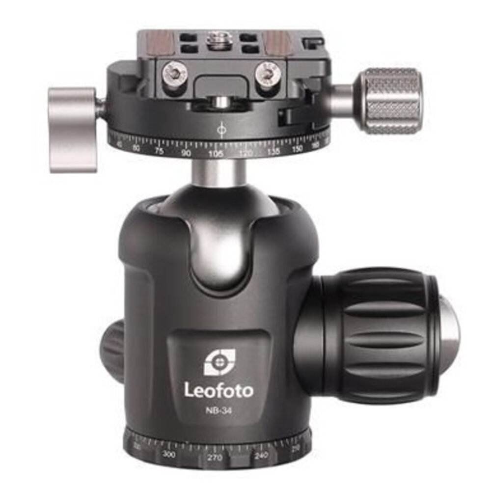 Leofoto NB-34 statiefkogelkop vooraanzicht met snelwisselplaat NP-50 en dubbele panoramaring op de basis.