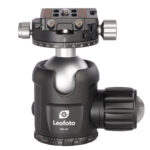Leofoto-Tripod-ball-head-NB-40-dual-panorama-function-NP-50-quick-release-plate-8 Leofoto NB-40 statiefkogelkop vooraanzicht met NP-50 snelwisselplaat en dubbele panoramaskala op de basis.