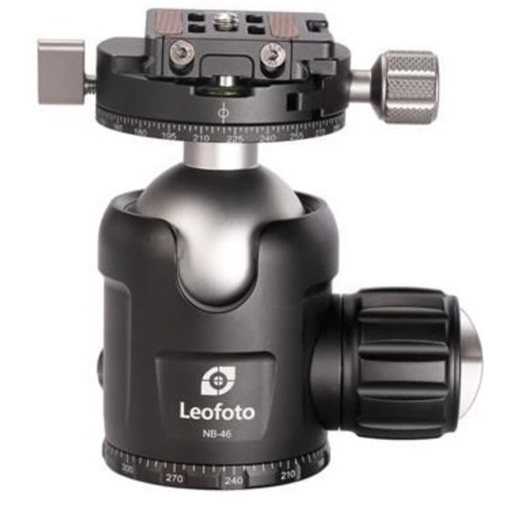 Leofoto-Tripod-ball-head-NB-46-dual-panorama-function-NP-60-quick-release-plate-2 Leofoto NB-46 statiefkogelkop vooraanzicht met NP-60 snelwisselplaat, grote frictieknop en dubbele panoramaskala op de basis.