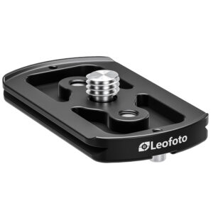Leofoto P-BV15 snelwisselplaat schuin vooraanzicht van zwarte Arca-Swiss basisplaat met 3/8-inch schroef en borgpin.