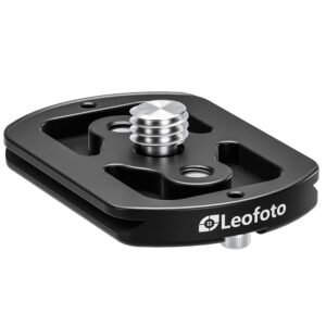 Leofoto P‑LH40 snelwisselplaat schuin vooraanzicht van zwarte Arca-Swiss basisplaat met 3/8-inch schroef en borgpin.