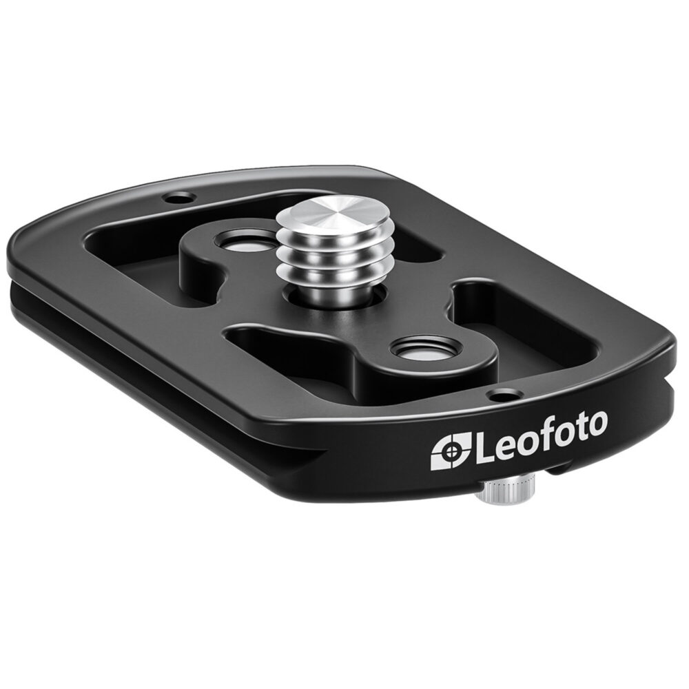 Leofoto P-LH47 snelwisselplaat schuin bovenaanzicht met 3/8-inch bevestigingsschroef en gefreesde uitsparingen.