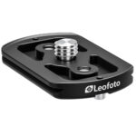 Leofoto P-LH47 snelwisselplaat schuin bovenaanzicht met 3/8-inch bevestigingsschroef en gefreesde uitsparingen.