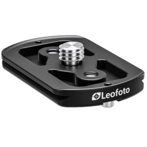 Leofoto P-LH47 snelwisselplaat schuin bovenaanzicht met 3/8-inch bevestigingsschroef en gefreesde uitsparingen.