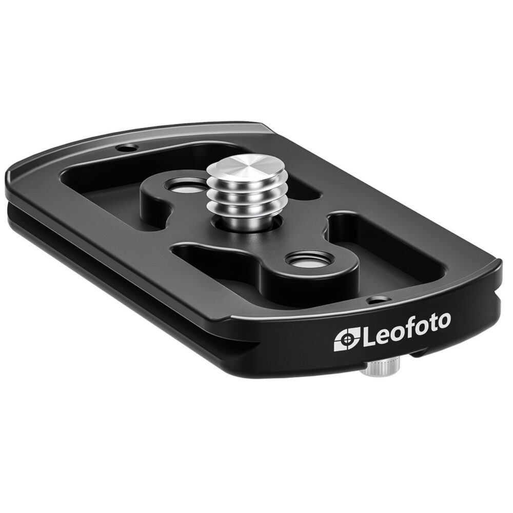 Leofoto P-LH55 snelwisselplaat schuin bovenaanzicht met 3/8-inch bevestigingsschroef en gefreesde uitsparingen.