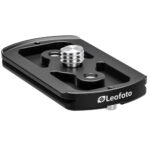 Leofoto P-LH55 snelwisselplaat schuin bovenaanzicht met 3/8-inch bevestigingsschroef en gefreesde uitsparingen.