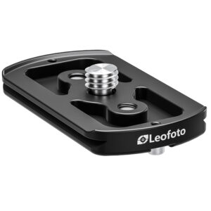 Leofoto P-LH55 snelwisselplaat schuin bovenaanzicht met 3/8-inch bevestigingsschroef en gefreesde uitsparingen.