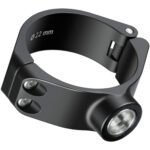 Leofoto QDC-22 QD-bus zwarte aluminium klem voor 22mm statiefpoot met geïntegreerde QD-aansluiting op witte achtergrond.