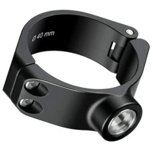 Leofoto QDC-40 QD-bus zwarte aluminium klem voor 40mm statiefpoot met geïntegreerde QD-aansluiting op witte achtergrond.