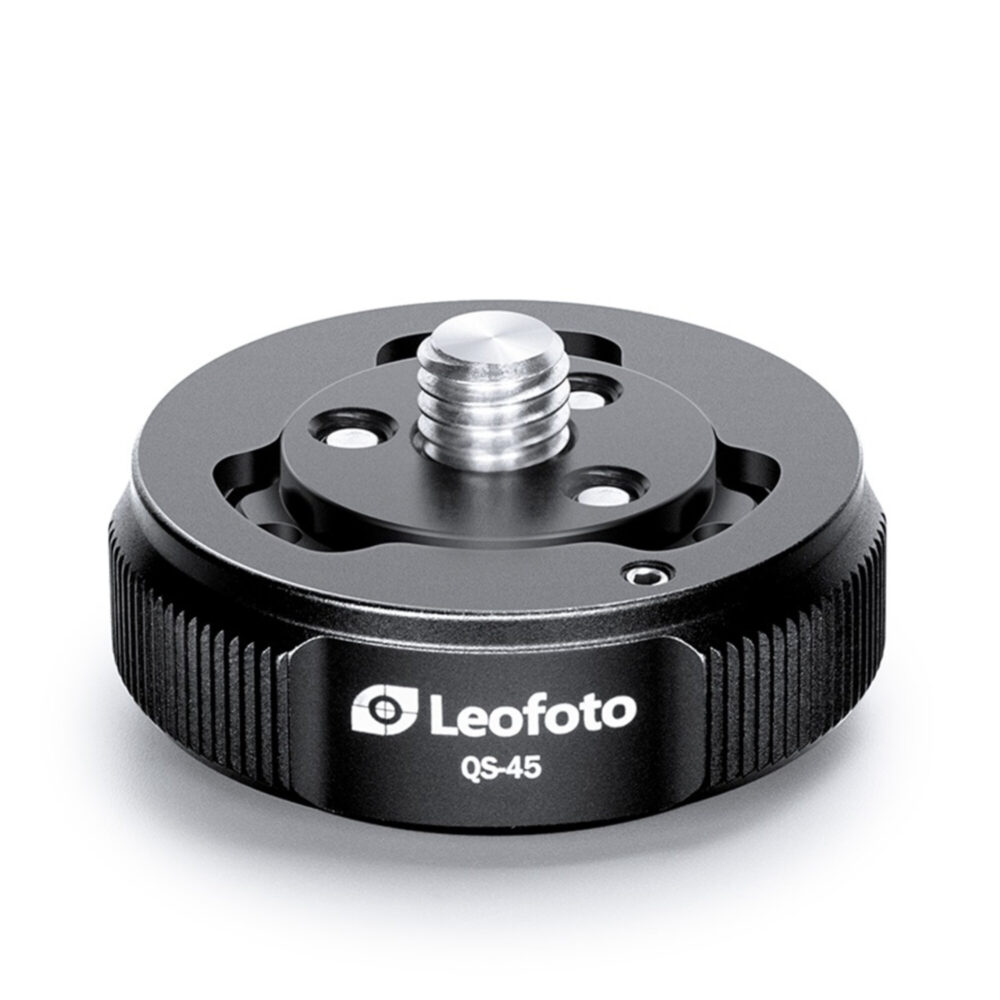 Leofoto QS-45 snelwisselsysteem basisplaat met gemonteerde schroefadapter en Leofoto-logo aan de zijkant.