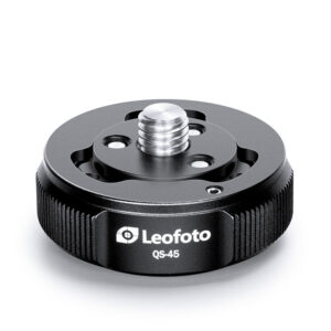 Leofoto QS-45 snelwisselsysteem basisplaat met gemonteerde schroefadapter en Leofoto-logo aan de zijkant.
