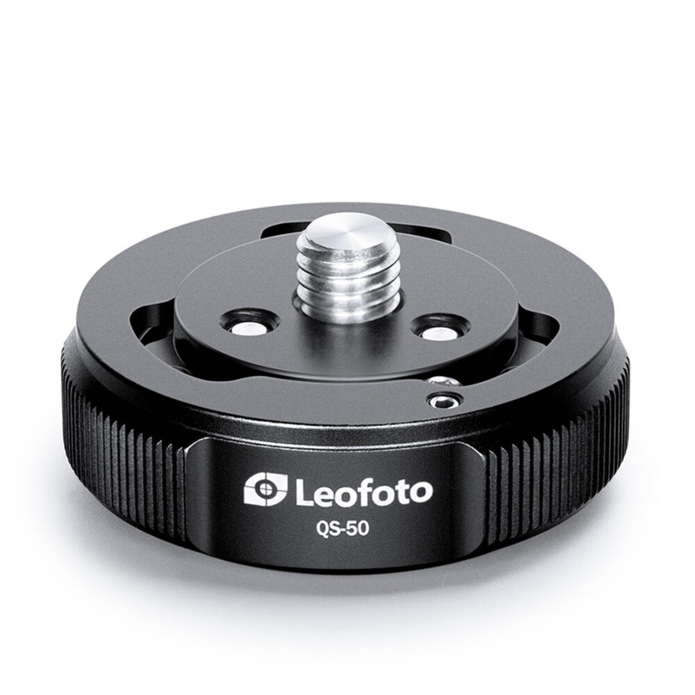 Leofoto-QS-50-quick-release-system-10 Leofoto QS-50 snelwisselsysteem close-up van ronde Quick-link basisplaat met montagebout en geribbelde rand.