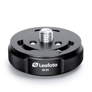 Leofoto QS-50 snelwisselsysteem close-up van ronde Quick-link basisplaat met montagebout en geribbelde rand.