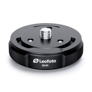 Leofoto QS-60 snelwisselsysteem bovenzijde van ronde snelwisselbasis met gemonteerde Q60 plaat en schroef.
