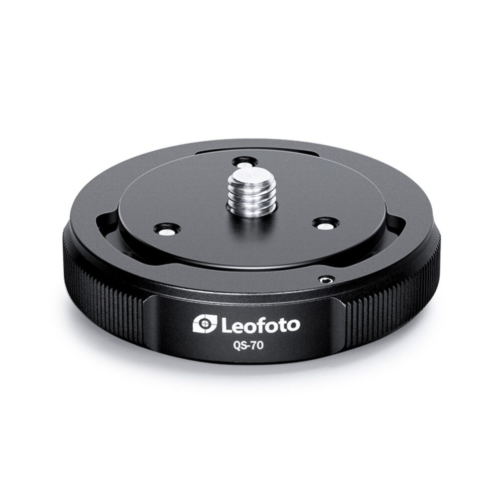 Leofoto QS-70 snelwisselsysteem bovenaanzicht van Q70 snelwisselplaat gemonteerd op QS-70 basis met statiefschroef.