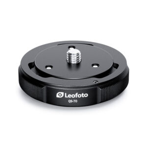 Leofoto QS-70 snelwisselsysteem bovenaanzicht van Q70 snelwisselplaat gemonteerd op QS-70 basis met statiefschroef.