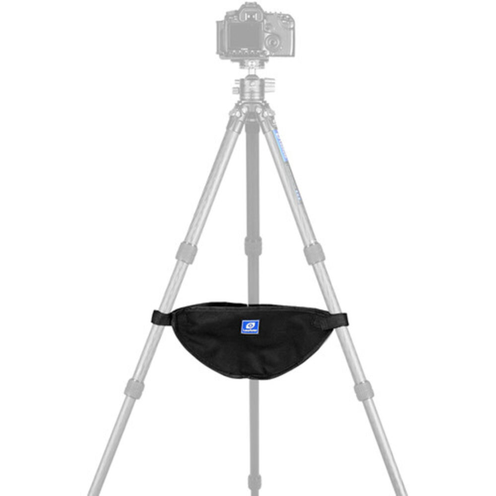 Leofoto RB-1 statieftas gemonteerd als zwarte hangtas tussen de poten van een tripod voor extra gewicht.