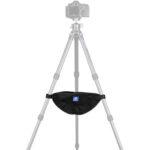 Leofoto RB-1 statieftas gemonteerd als zwarte hangtas tussen de poten van een tripod voor extra gewicht.