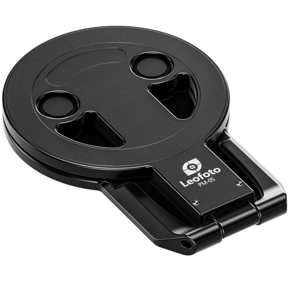 Leofoto PM-05 smartphonehouder opgevouwen magnetische houder in zwarte uitvoering met zichtbare Arca-Swiss-voet.