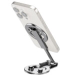 Leofoto PM-05 smartphonehouder mistig grijs magnetisch bevestigd aan de achterkant van een smartphone met uitgeklapte arm.