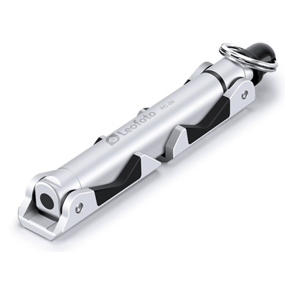 Leofoto PC-20 smartphonehouder zilver compact opgevouwen met Arca-Swiss-voet en 1/4"-schroef met ring aan het uiteinde.