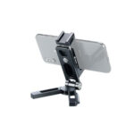 Leofoto PS-2 smartphoneklem houder gebruikt als zwart tafelstatief met horizontaal geklemde smartphone.