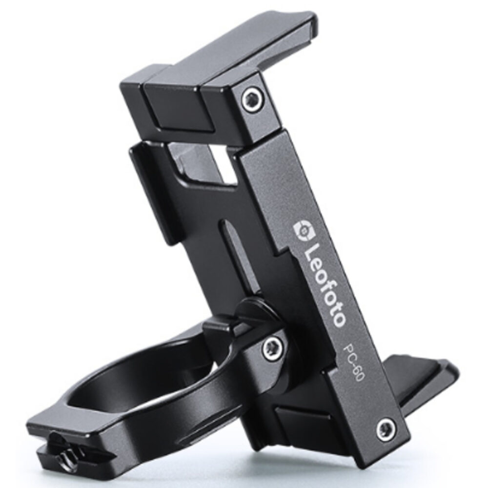 Leofoto PC-60 smartphonehouder staand in zwarte uitvoering met ring als uitklapbare standaard op lichte achtergrond.