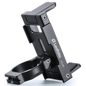 Leofoto PC-60 smartphonehouder staand in zwarte uitvoering met ring als uitklapbare standaard op lichte achtergrond.
