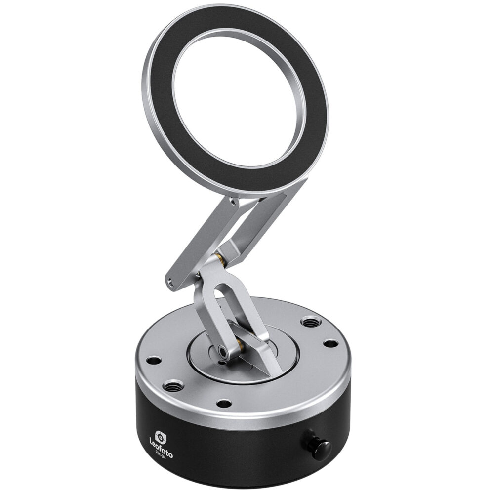 Leofoto PM-04 houder magnetische telefoonring op volledig uitgevouwen arm boven elektrische zuignapbasis op witte achtergrond.