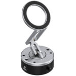 Leofoto PM-04 houder magnetische telefoonring op volledig uitgevouwen arm boven elektrische zuignapbasis op witte achtergrond.