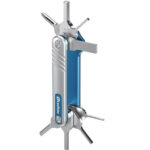 Leofoto MPL-3 Multitool opengeklapt met diverse inbussleutels en schroevendraaiers naast een statief.
