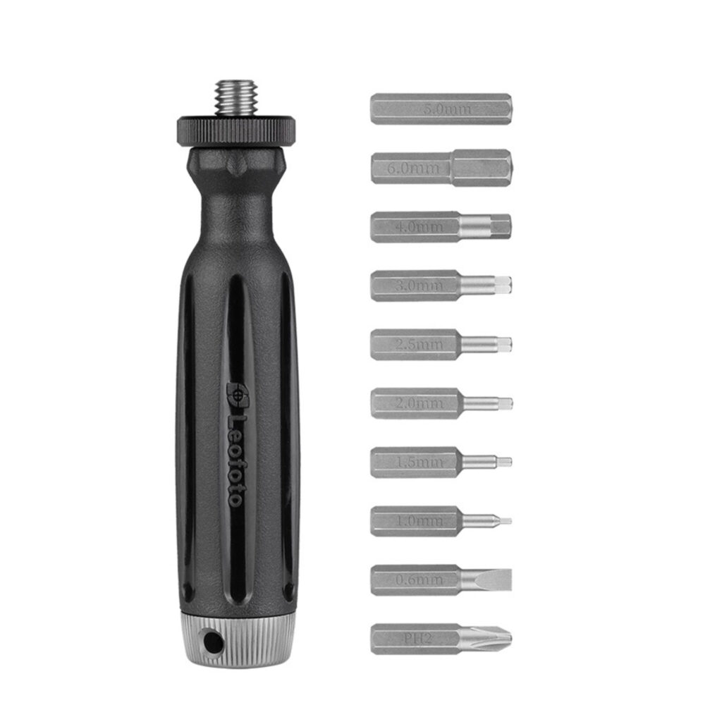 Leofoto multifunctioneel gereedschap LMT-10 met losse schroef- en inbusbits naast de zwarte handgreep op witte achtergrond.