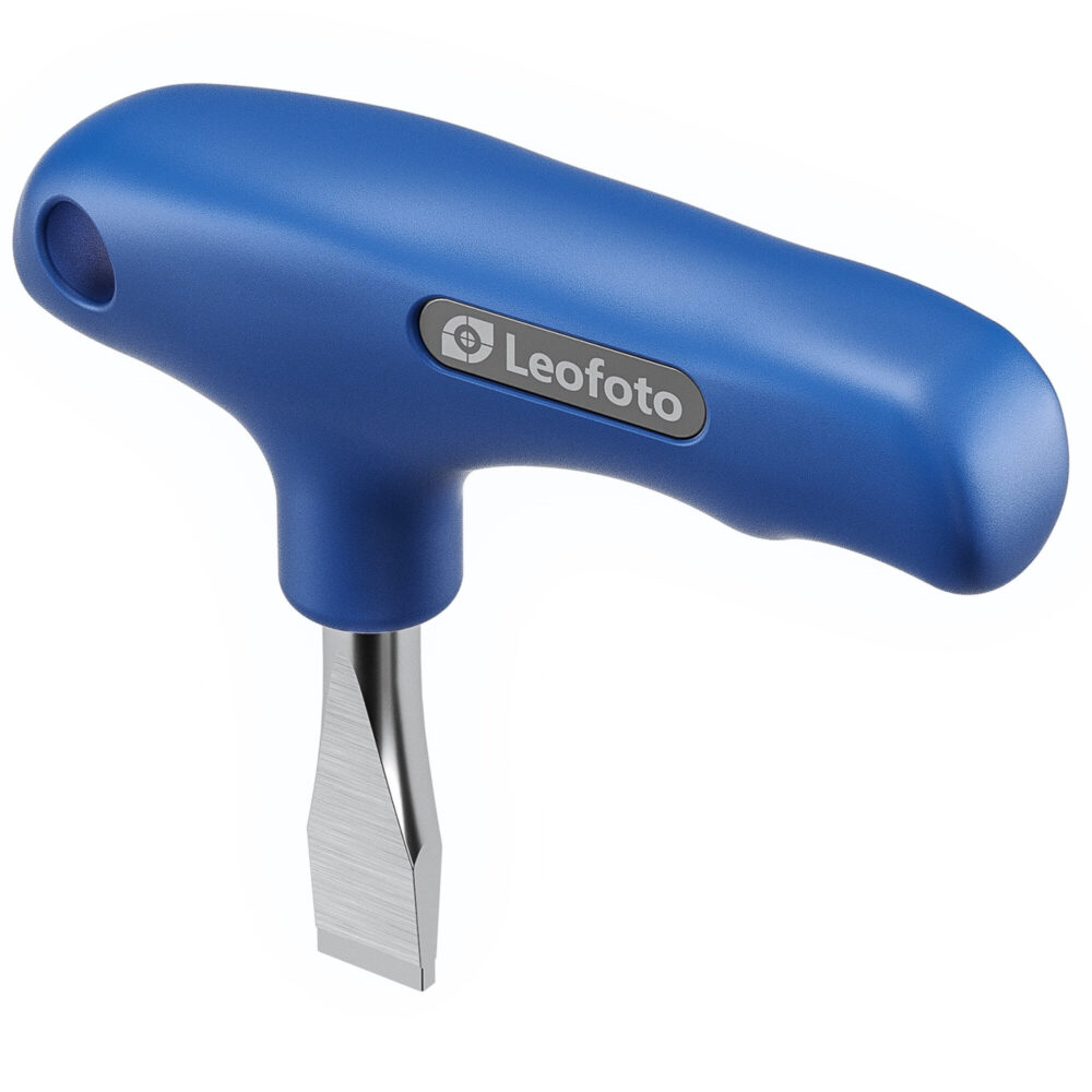 Leofoto-TB-36-10mm-slotted-screwdriver-4 Leofoto TB-36 platte schroevendraaier 10 mm close-up van blauwe T-handgreep met metalen platte kling op witte achtergrond.